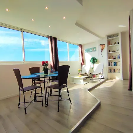 6 Et 4 Adresses A Mi-chemin Entre Le Vieux Port Et L Ile De Re * La Rochelle (Charente-Maritime)