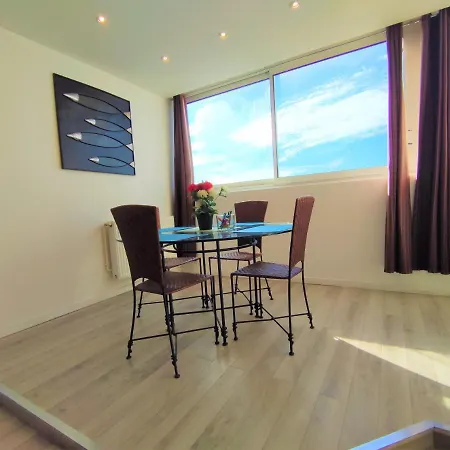 5 Indépendants Situés à Mi-chemin Entre Le Vieux Port Et Le Pont De L île De Ré * La Rochelle (Charente-Maritime)