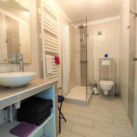 5 Indépendants Situés à Mi-chemin Entre Le Vieux Port Et Le Pont De L île De Ré * La Rochelle (Charente-Maritime)