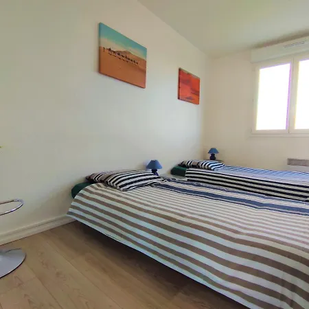 6 Et 4 Adresses A Mi-chemin Entre Le Vieux Port Et L Ile De Re La Rochelle (Charente-Maritime)