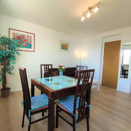 Appartement 6 Et 4 Adresses A Mi-chemin Entre Le Vieux Port Et L Ile De Re *