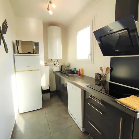 6 Et 4 Adresses A Mi-chemin Entre Le Vieux Port Et L Ile De Re La Rochelle (Charente-Maritime)