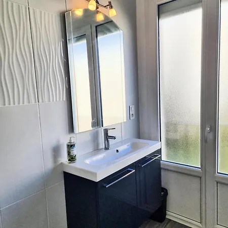 5 Indépendants Situés à Mi-chemin Entre Le Vieux Port Et Le Pont De L île De Ré * La Rochelle (Charente-Maritime)