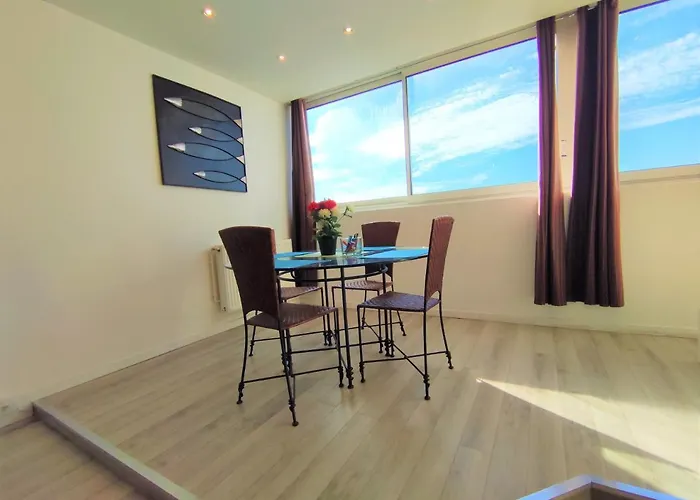 5 Indépendants Situés à Mi-chemin Entre Le Vieux Port Et Le Pont De L île De Ré * La Rochelle (Charente-Maritime)