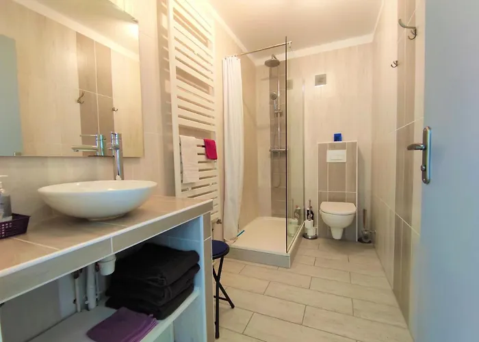 5 Indépendants Situés à Mi-chemin Entre Le Vieux Port Et Le Pont De L île De Ré * La Rochelle (Charente-Maritime)