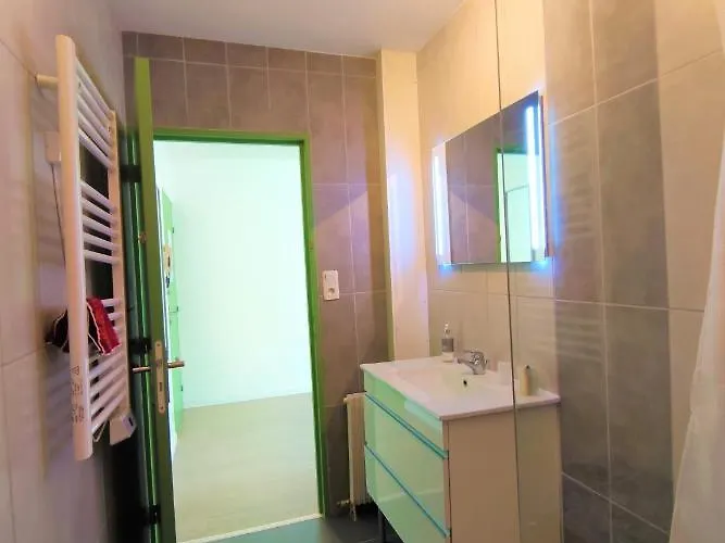 5 Indépendants Situés à Mi-chemin Entre Le Vieux Port Et Le Pont De L île De Ré * La Rochelle (Charente-Maritime)