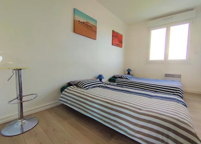 5 Indépendants Situés à Mi-chemin Entre Le Vieux Port Et Le Pont De L île De Ré La Rochelle (Charente-Maritime)