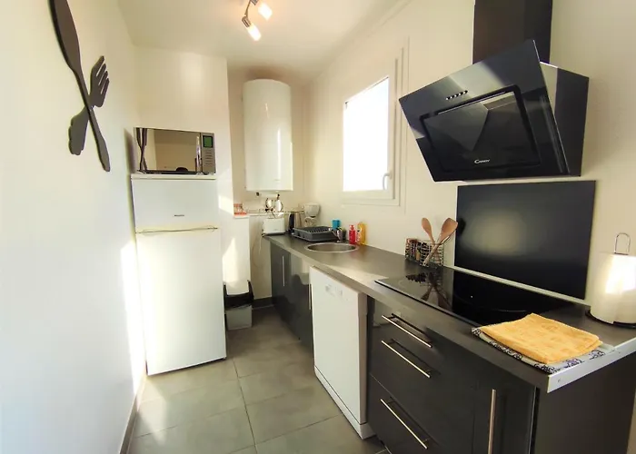 5 Indépendants Situés à Mi-chemin Entre Le Vieux Port Et Le Pont De L île De Ré La Rochelle (Charente-Maritime)