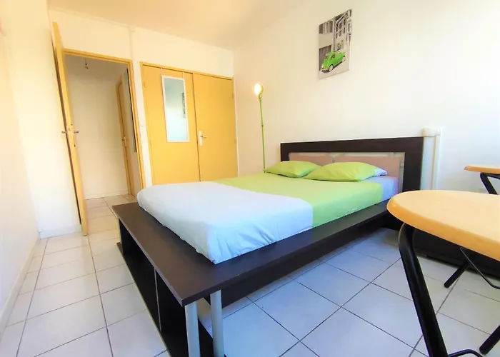 5 Indépendants Situés à Mi-chemin Entre Le Vieux Port Et Le Pont De L île De Ré