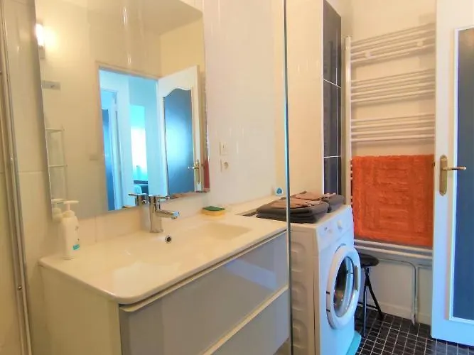 5 Indépendants Situés à Mi-chemin Entre Le Vieux Port Et Le Pont De L île De Ré