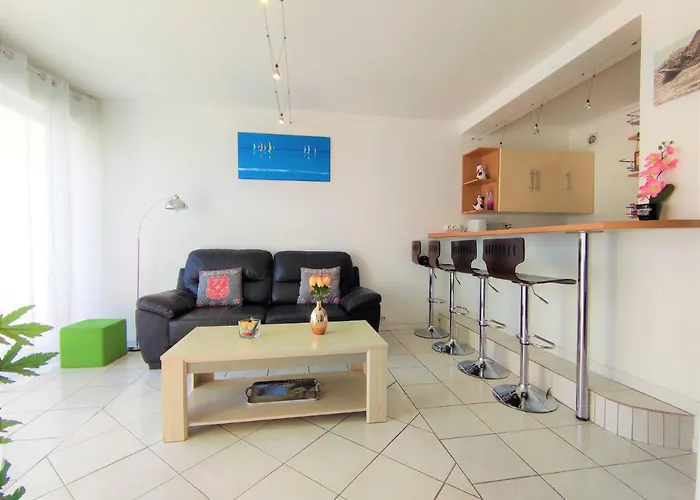 5 Indépendants Situés à Mi-chemin Entre Le Vieux Port Et Le Pont De L île De Ré La Rochelle (Charente-Maritime)