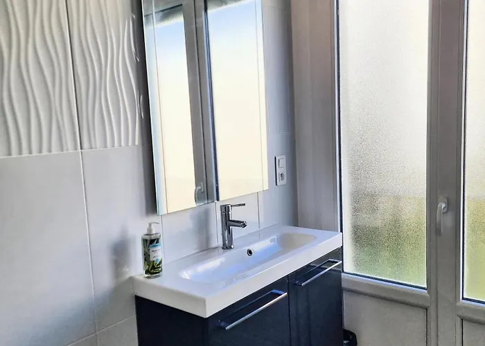 5 Indépendants Situés à Mi-chemin Entre Le Vieux Port Et Le Pont De L île De Ré * La Rochelle (Charente-Maritime)